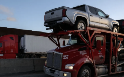 ESTADOS UNIDOS PONE PAUSA A ARANCELES DE 25% A FABRICANTES DE AUTOS DE MÈXICO Y CANADÀ